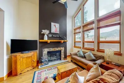 Image de Exclusive Water Dance home with fireplace & deck - Walk to marina & Main St