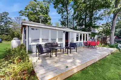 Image de Waterfront Cottage w/ Fireplace & Deck - Minutes to Downtown