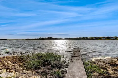 Image de Waterfront house on Bucks Creek Marsh with deck, dock, & kayaks