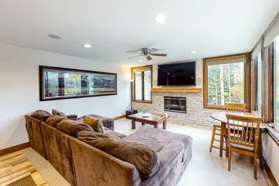 Image de Mountain Gem Walking Distance From Slopes w/Shared Pool & Hot Tubs, Free WiFi