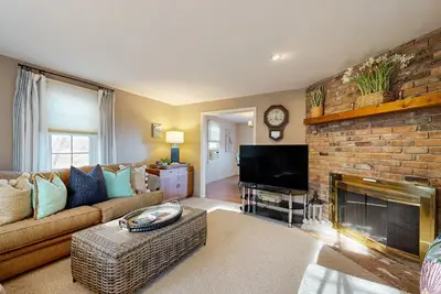 Image de Spacious wooded retreat near canal & beach with deck & alfresco dining