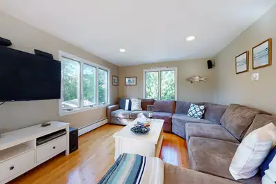 Image de Updated Chatham Inn Home | Spacious Deck & Private Heated Pool