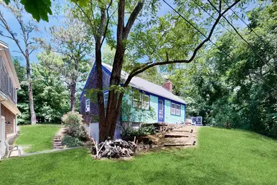 Image de Classic Cottage with Artist's Garden | Minutes to Mayo Beach, Power's Landing