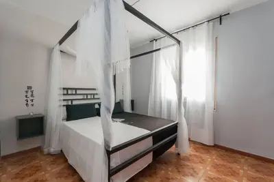 Image de 32  Marques Real Wifi A/C Free steet parking