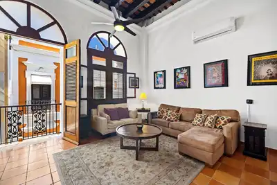 Image de Colonial Gem~ King Bed, Balconies & Prime Location