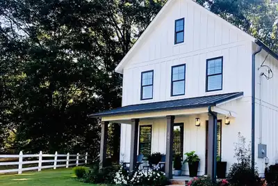 Image de Cozy Downtown Retreat! Patio + Fire Pit + Garden