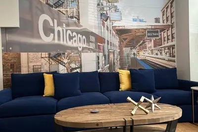 Image de Trendy West Town Flat - 2 bed / 1. 5 bath with parking