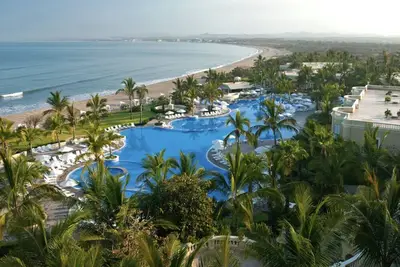 Semaine Sainte à Pueblo Bonito Emerald Bay dans une suite junior