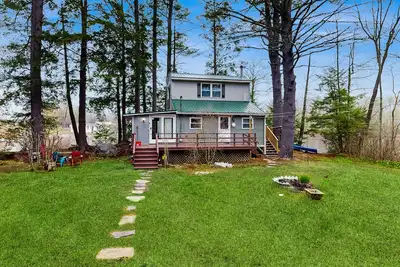 Image de Entire lakefront home on Togus Pond with decks, canoe, firepit & great view