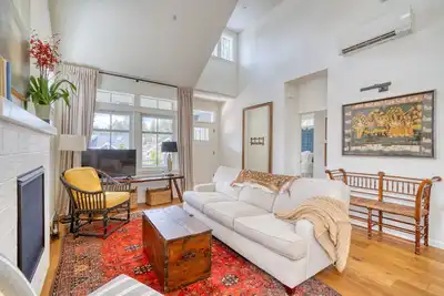 Image de Art Collector's Sophisticated Nw Crossing Home