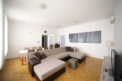 Image de Skyscraper Tour As / 2-Bd Suite in Nebotičnik with small terrace, free Ac & WiFi