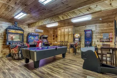 Image de Brown Bear Lodge- Check out that game room! You'll never want to leave!