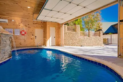 Image de A Little Bit of Heaven: Indoor Pool, Mountain Views, Home Theater, Games, Hot Tub, near Attractions!