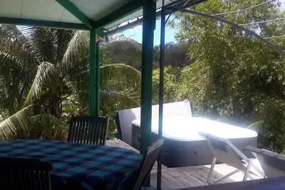 Image de Case créole colorée avec spa privé et vue mer