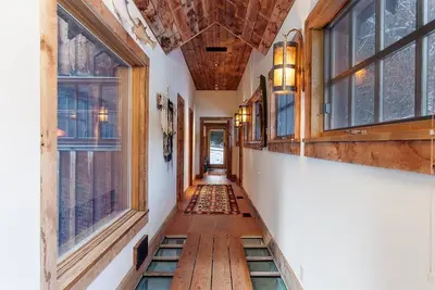 Image de Counts Creek Cabin -Gorgeous Luxury Home on Mill Creek in the Paradise Valley