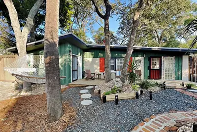 Image de Nobody's Tybee Shack | Mid Island Home