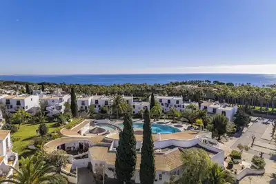 Image de Beautiful Sao Rafael 2 bed apt, high standard, sea views, air con, 500m beach