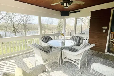 Image de Secluded Lakefront Home with outdoor hot tub, fire pit & indoor Hockey Rink