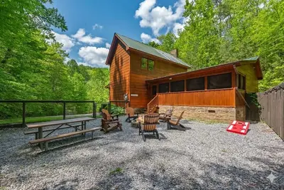 Image de Secluded Smoky Cabin with Abundant Outdoor Fun