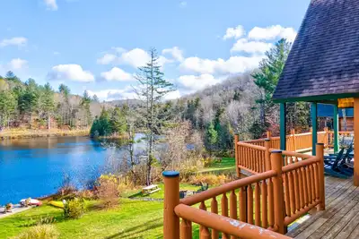 Image de Beautiful Lakefront Log Cabin 15 Minutes from Mount Snow