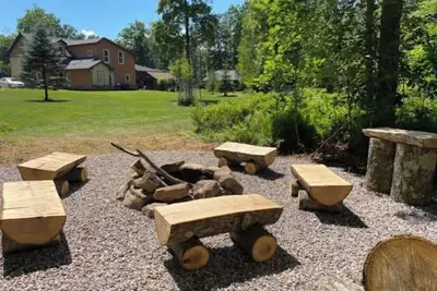 Image de 2 Story House w Patio, Fire Pit & Pond &Hot tub