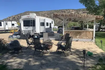 Image de Glamping in Spacious 5th Wheel Lots of Space to Entertain or Relax