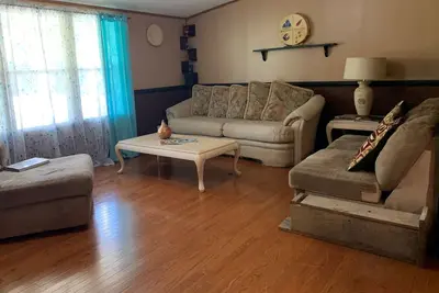 Image de 5 bdrm, 3 full bth, large living room and fireplace area.