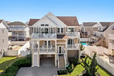 Image de A Ruff Life: Saltwater Pool, Hot Tub, 500 ft. to the Beach, Dog-friendly