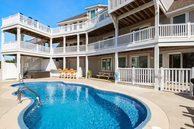 Image de Summer Love: Immaculate home with pool, tiki bar, hot tub and sound views.