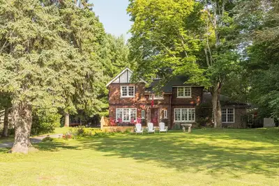 Image de Muskoka Manor, Windermere, Lake Rosseau, with Sauna and Fireplace