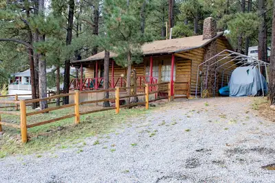 Image de A Yogi Bear Cabin nestled in the PInes