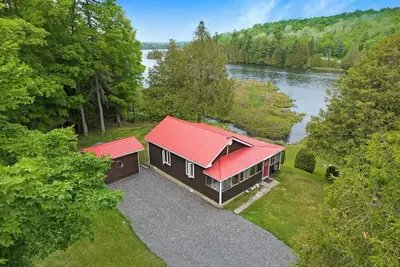 Image de Cozy cottage on the lake with kayaks included