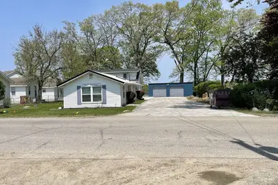 Lake front house with beautiful views and walking distance to Indiana Beach.