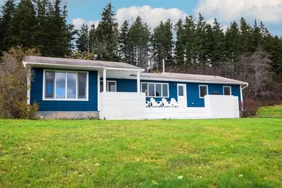 Image de Modern style home with spectacular views of the Margaree River.