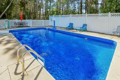 Image de Private Heated Saltwater Pool, 5 min to beach, Screened porch