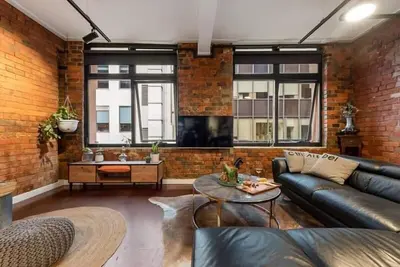 Image de StayCentral - Heritage Warehouse Retreat Melbourne Cbd - - 2 Bedrooms, 2 Beds, 2 Bathrooms, Parking available nearby for a small fee for stays 10 nights or more.