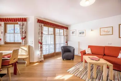 Image de Appartement \"Ciasa Tlara Alma\" près de la remonte-pente avec vue sur la montagne et le jardin