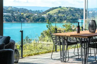 Image de Bay Views on Burrell - Bay Views on Burrell is a premium family home with stunning views overlooking the beach and the ocean beyond. Close to Oneroa, a few minutes walk to Surfdale and Blackpool beaches and with great transport links to the rest of t