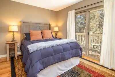 Image de Nice Updated Condo. Hot Tub. Access to Lake.