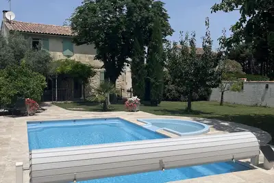 Image de mas provencal avec piscine