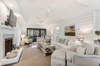 Image de Stunning remodeled cottage, central location!