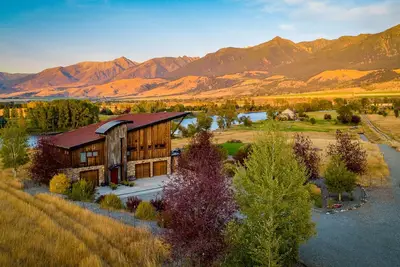 Image de Yellowstone Beach Club · Vip living on Yellowstone - private beach & hot tub