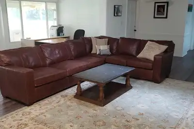 Image de Large renovated 4 bed, 3bath, 4 miles to Wec, golf course views