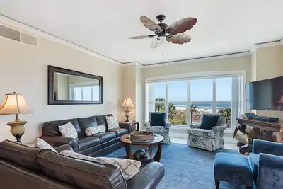 Image de 5209 Hampton Place ~ Best Location in Palmetto Dunes! Direct Ocean Front