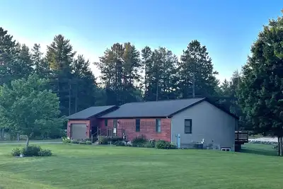 Image de Entire home featuring two master suites. Sleeps 10 total.