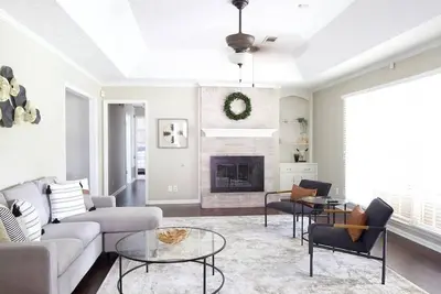 Image de 3br Home with Huge Backyard Mins to Capitol