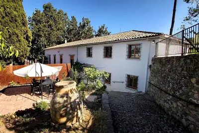 Image de Rural house with patio and garden