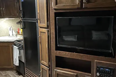 Image de Rv in foothills located near stores. Smoking area with fire pit provided.