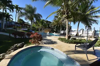 Image de Honey Moon Suite, apt 4, Pool, Jacuzzi, Pool Table, 5 min to Rd#2