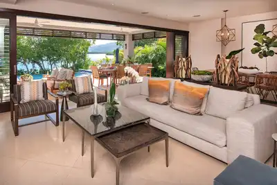 Image de Exclusive 4br Designer Waterfront Villa Chef Pool Beach Access Pickleball Gym